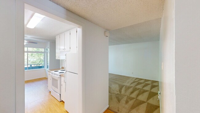 Building Photo - 827 Las Gallinas Ave