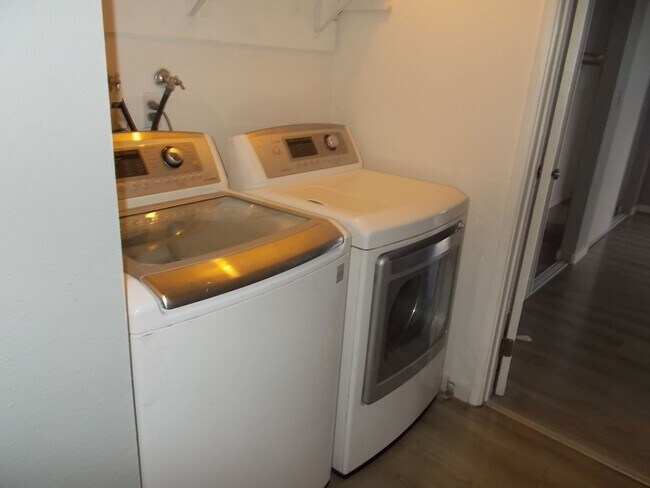 Building Photo - Beautifully Updated 3-Bedroom with an Ente...