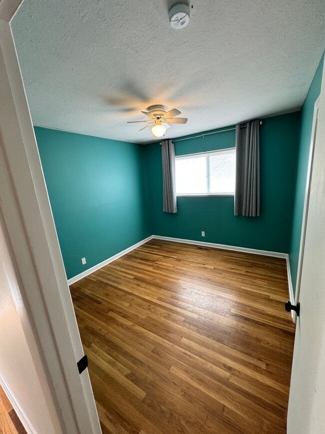 Building Photo - 3 Bedroom 1.5 baths! Walker & Cedar Hills ...