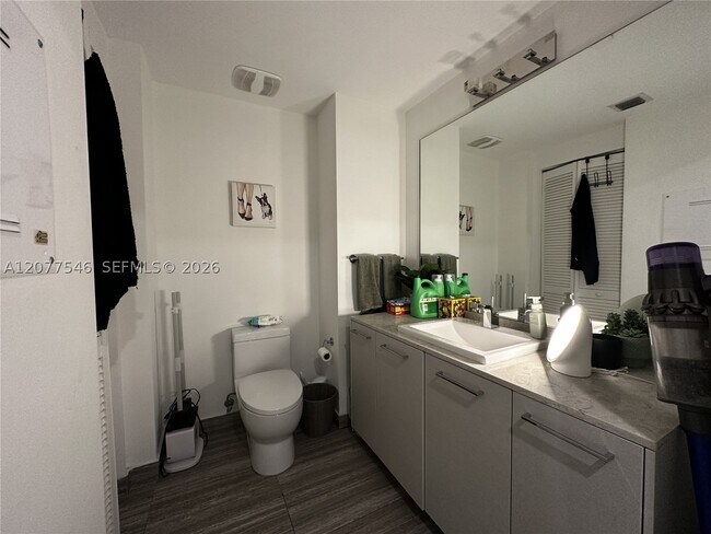 Building Photo - 1010 Brickell Ave