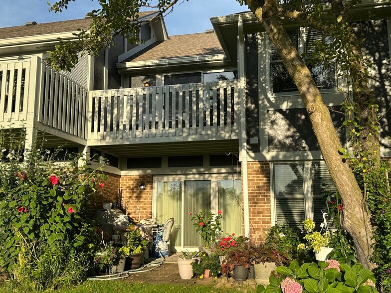 2nd floor balcony with privacy on both sides. - 174 Hemingway Ct