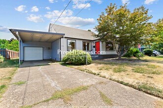 Building Photo - Three Bedroom Cottage in NE Salem!