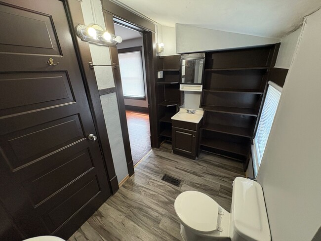 Building Photo - Large Kitchen, Hardwood Floors, Laundry included