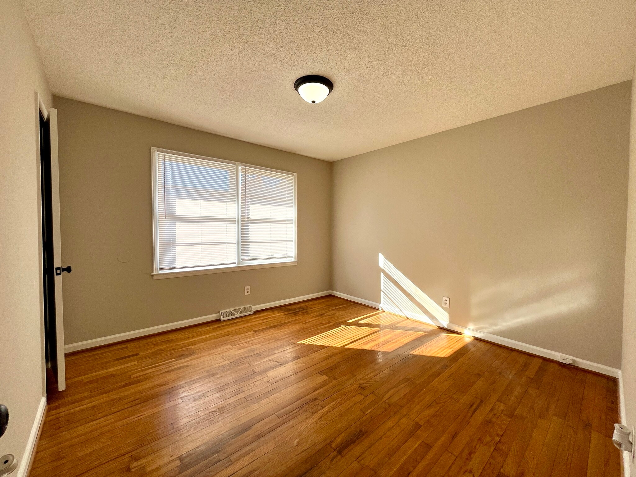 Building Photo - 510 Martha Ave