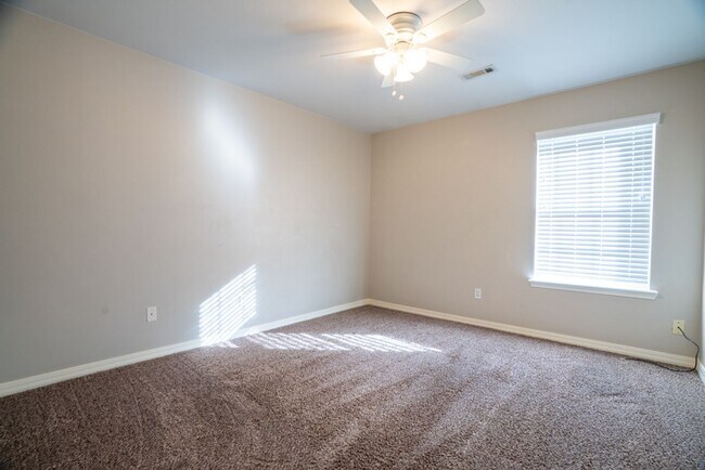 Building Photo - 3 bed 2 Bath townhome in a great location