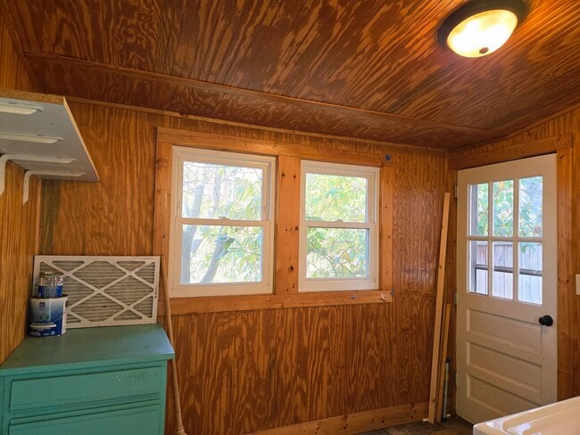 Building Photo - 12 E Chestnut St