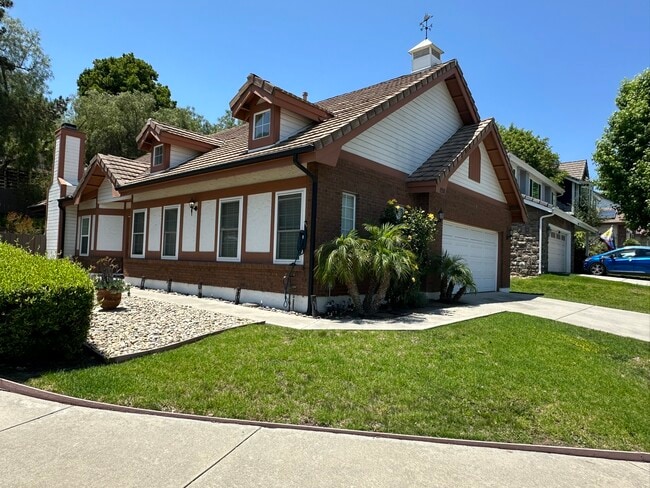 Building Photo - 898 English Holly Ln