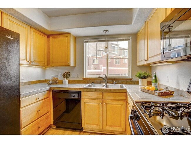 Building Photo - Bright & Beautiful 2-Level Condo in NoBo, available June 5th