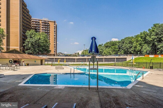 Building Photo - 6100 Westchester Park Dr
