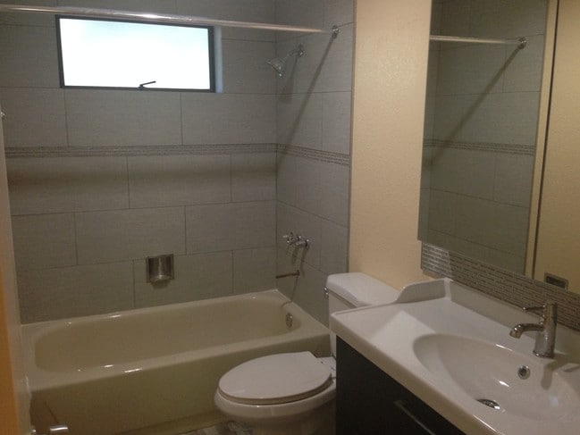 Building Photo - 2535 NE 95th St