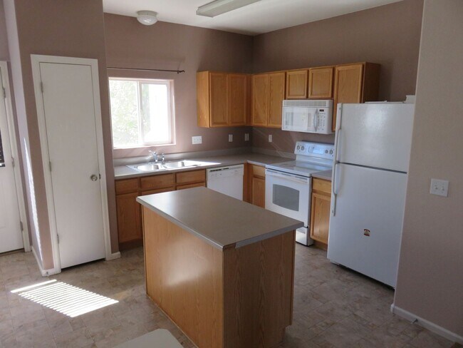 Building Photo - TWO BEDROOM TOWNHOME