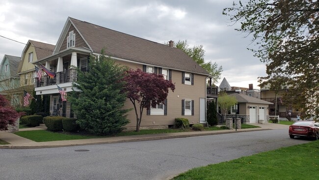 Building Photo - 954 Meade Ave