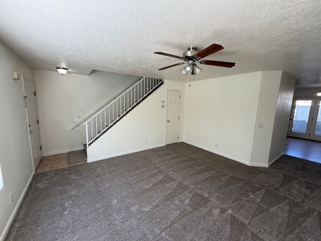 Building Photo - Stunning Townhome!