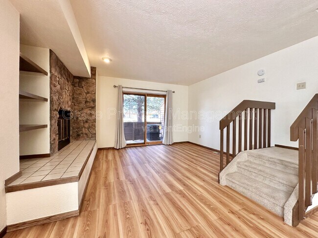 Building Photo - 715 Julian Cir