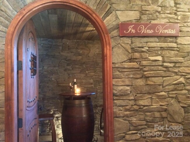 Building Photo - 1011 Lakeshore Dr