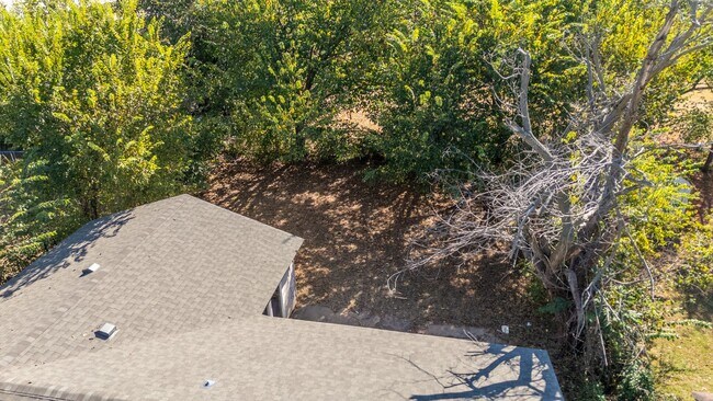 Building Photo - Charming 5-bedroom, 1.5-bathroom home