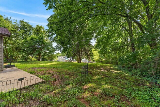 Building Photo - 2 bedroom townhouse near Ft Campbell