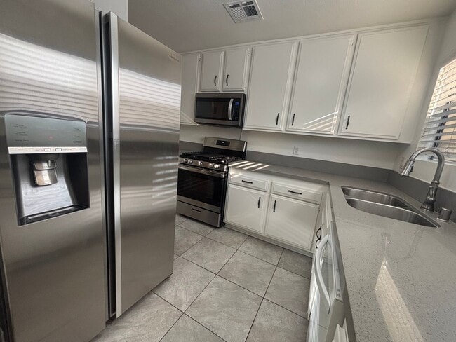 Building Photo - Amazing Spacious 2 Bedroom Condo in the He...
