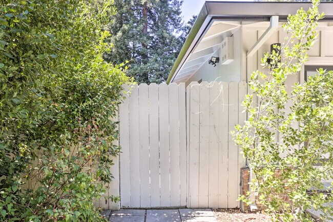 Building Photo - 155 E Creek Dr