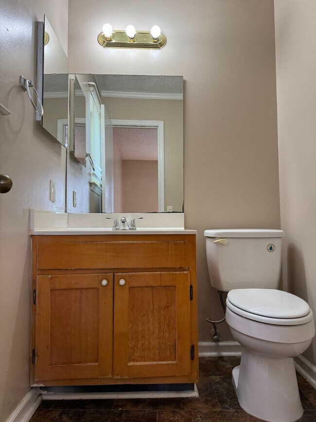 Building Photo - 1620 Hickory Pl