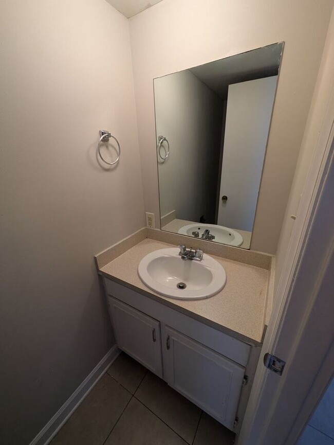 Building Photo - 2BD/1.5BA Unit in Hickory