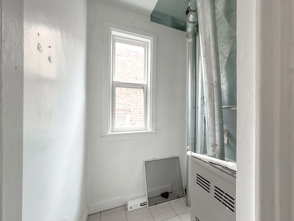 Building Photo - 5000 N Sawyer Ave