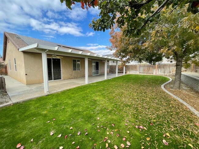 Building Photo - 4 bedrooms/ 2 bathrooms, with a patio.