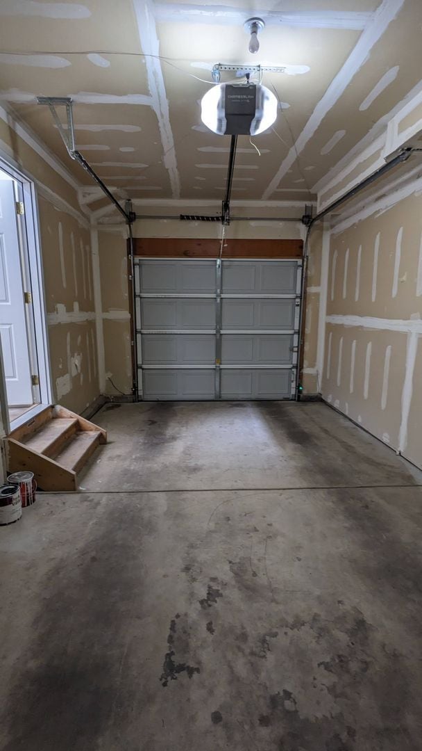 Building Photo - 3 BED/2.5 BATH TOWNHOME IN UNIVERSITY VILL...