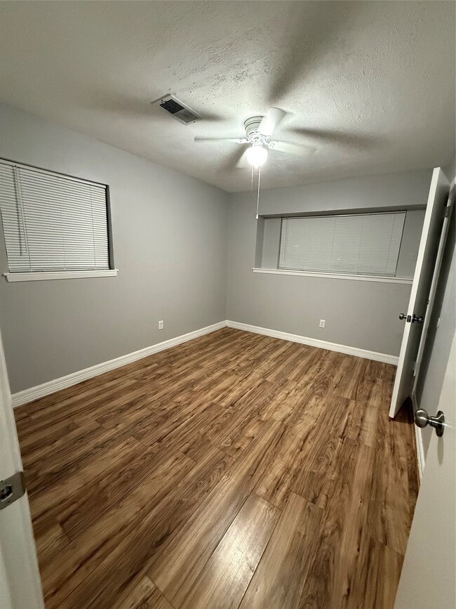 Building Photo - 5519 Mendota Ln