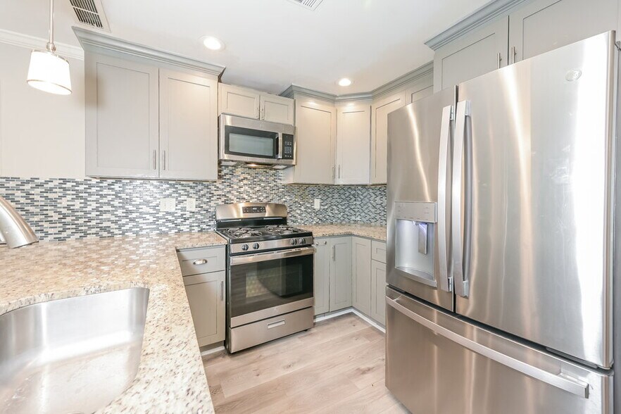 Building Photo - 2570 Broadmoor Ct