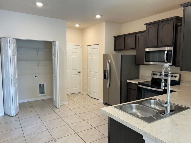 Building Photo - Beautiful 3/2.5 Townhome For Rent- Capitol...