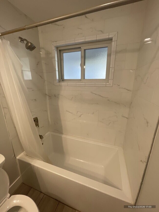 Building Photo - IMMEDIATE MOVE IN!