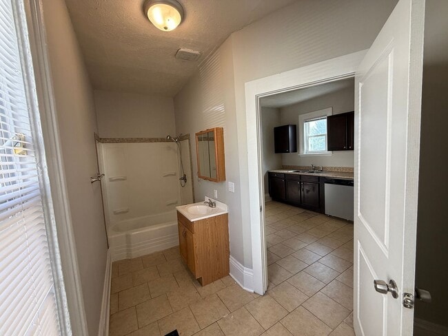 Building Photo - 4 Bedroom, 1.5 Bath Home – Swan Neighborho...