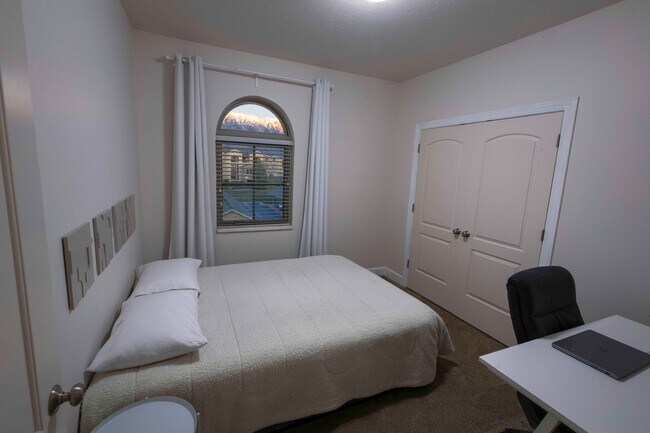 Building Photo - Torino Tower - 913