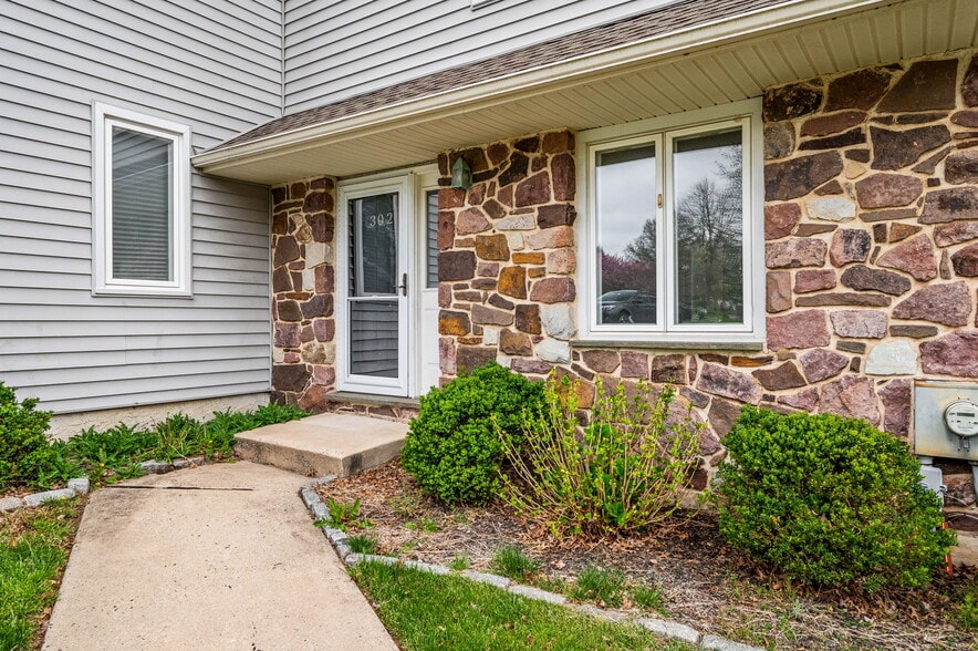Building Photo - 302 Pinebrooke Cir