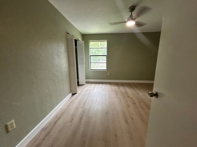 Building Photo - Adorable Updated 2/1.5 Furnished or Unfurn...