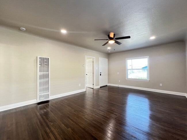 Building Photo - Craftsman Beauty with Upgrades | 2 Bed | 1...