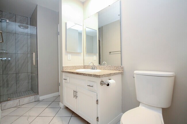 Building Photo - 320 S Clark Dr