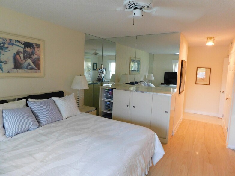 Building Photo - 9285 Vista del Lago