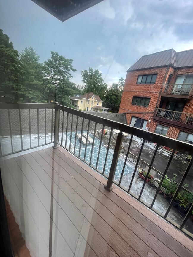 Building Photo - VERY SPACIOUS CONDO ON 3RD FLOOR WITH ELEV...