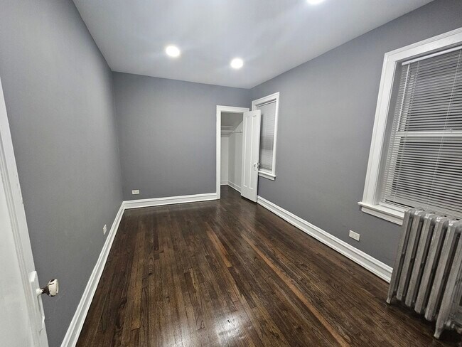 Building Photo - 6545 N Francisco Ave