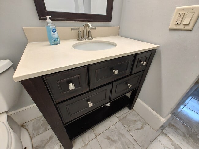 Building Photo - 405 W 18th St