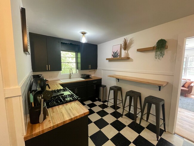 Building Photo - Beautiful 2 Bedroom, 1 Bathroom Apartment in Duckpond Neighborhood