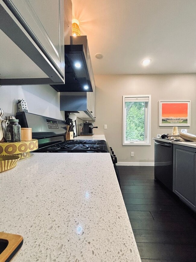Building Photo - Rare Minnehaha Parkway rental under 5k! Be...