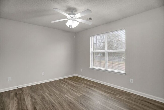 Building Photo - LEASING NOW!! Renovated 1 Bed, 1 Bath Town...