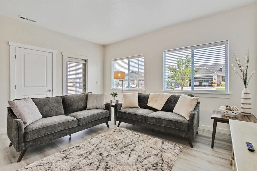 Building Photo - 5643 E Bollo St