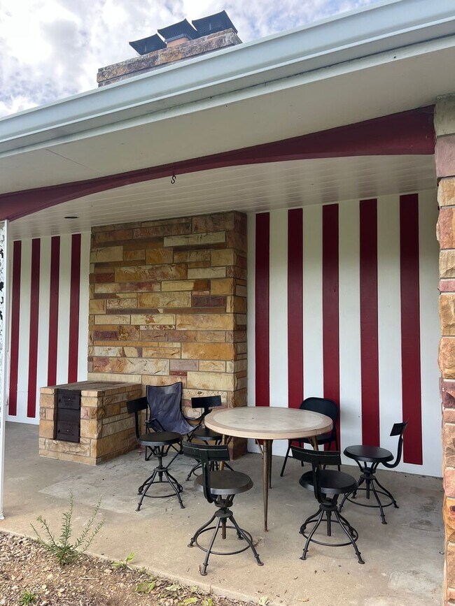 Building Photo - 4 bed/2 bath, half acre lot, 100 yards fro...