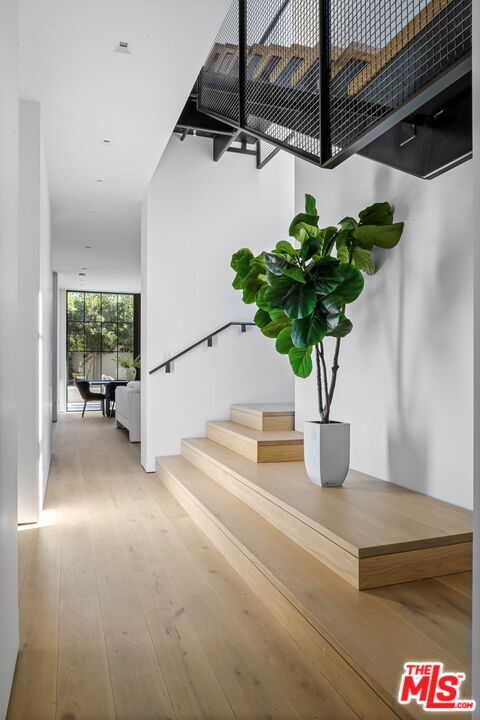 Building Photo - 8890 Rosewood Ave