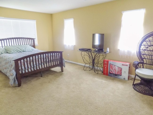 Building Photo - Chinook Garden Court