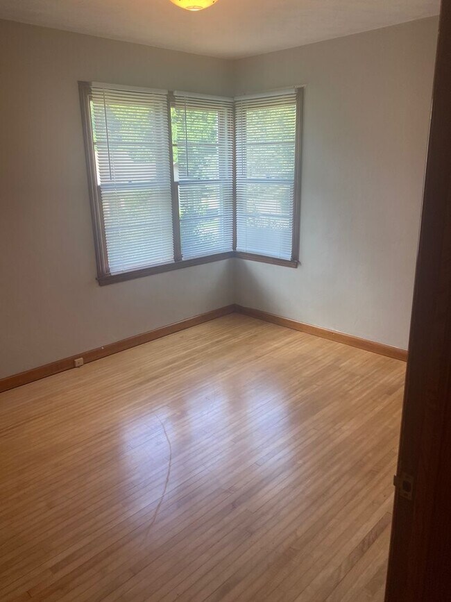 Building Photo - Great location -2BR, 2BA with Yard and Garage